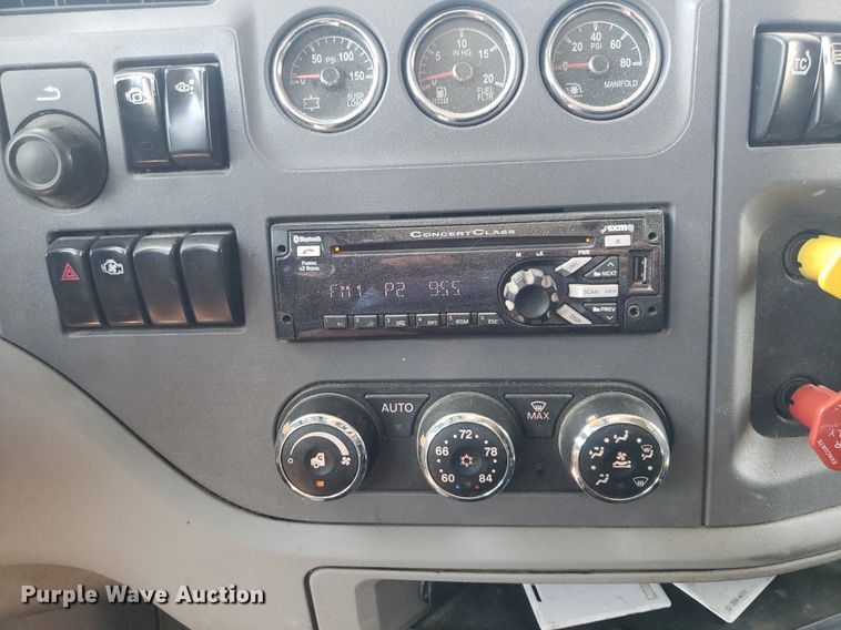 image for item DO2971 2016 Peterbilt 579  semi truck