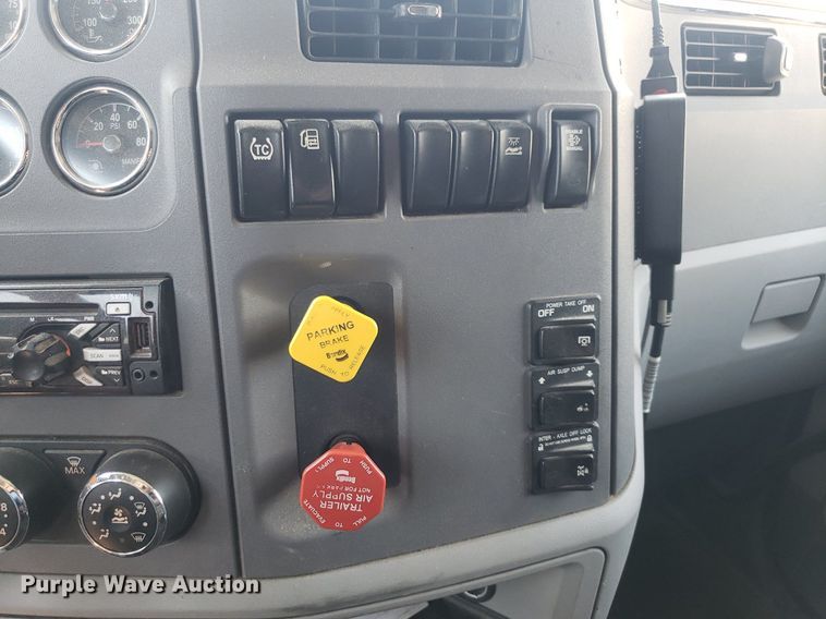 image for item DO2971 2016 Peterbilt 579  semi truck