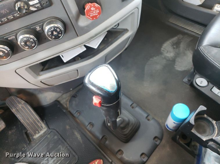 image for item DO2971 2016 Peterbilt 579  semi truck