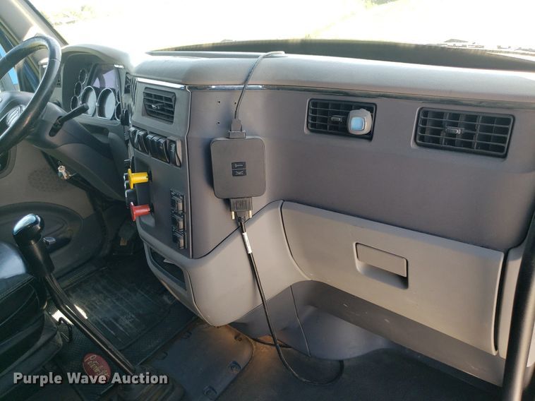 image for item DO2971 2016 Peterbilt 579  semi truck