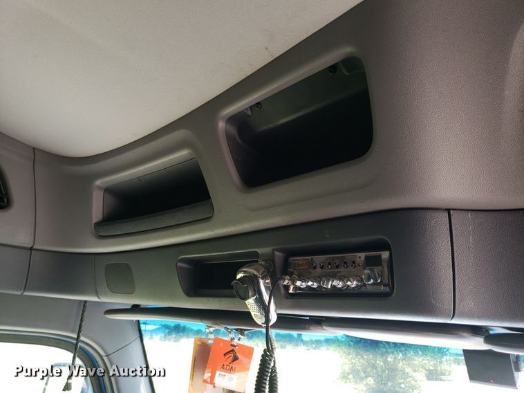 image for item DO2971 2016 Peterbilt 579  semi truck