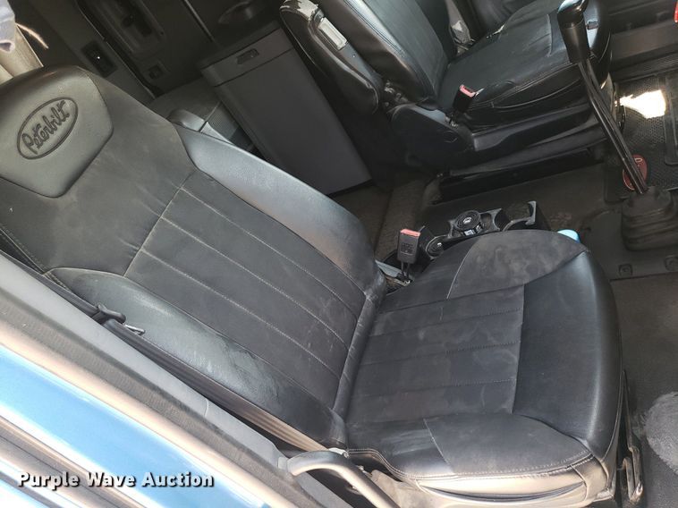 image for item DO2971 2016 Peterbilt 579  semi truck