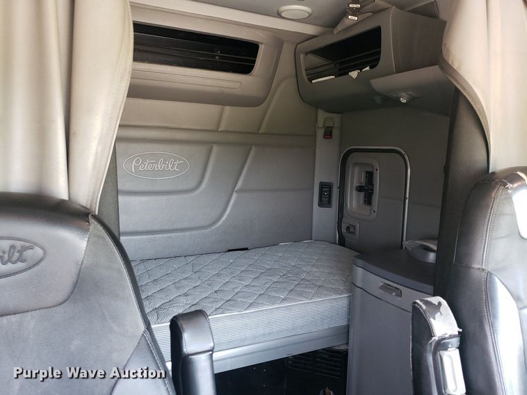 image for item DO2971 2016 Peterbilt 579  semi truck