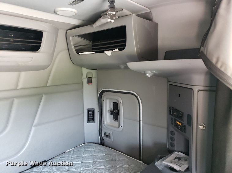 image for item DO2971 2016 Peterbilt 579  semi truck