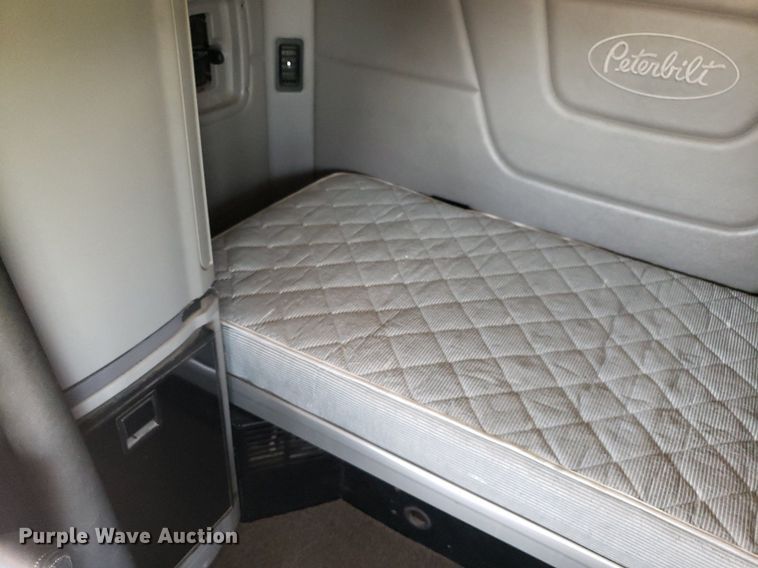 image for item DO2971 2016 Peterbilt 579  semi truck