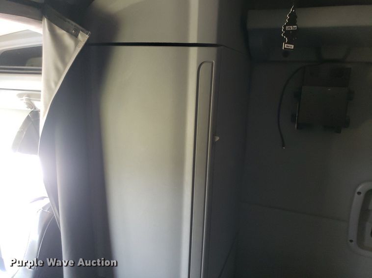 image for item DO2971 2016 Peterbilt 579  semi truck