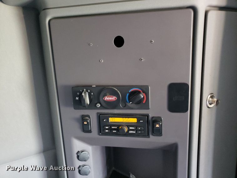 image for item DO2971 2016 Peterbilt 579  semi truck