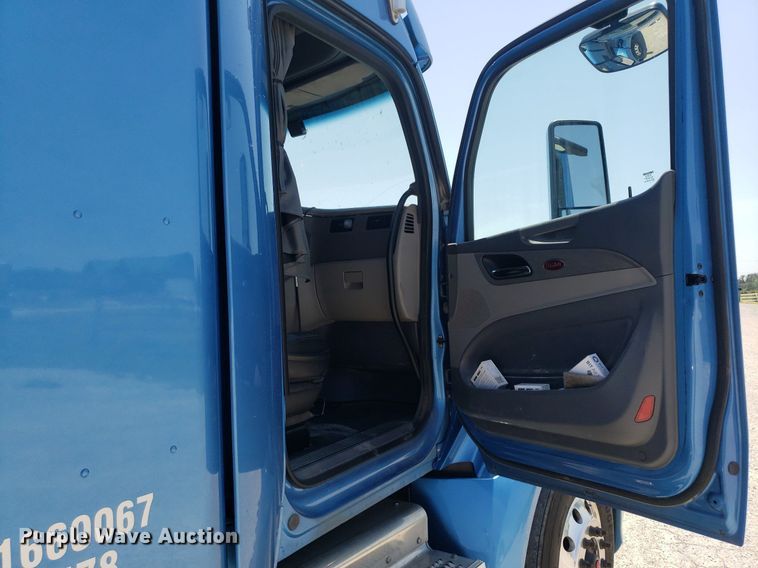 image for item DO2971 2016 Peterbilt 579  semi truck