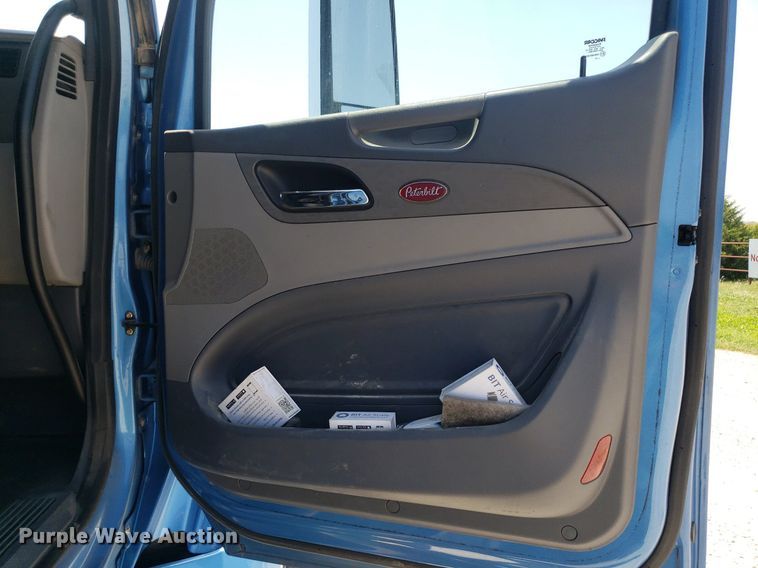 image for item DO2971 2016 Peterbilt 579  semi truck