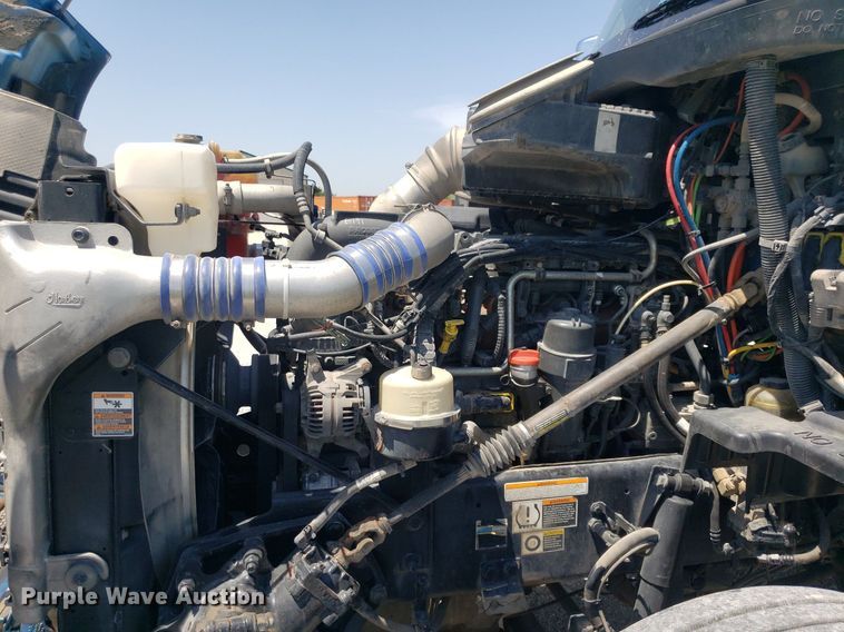 image for item DO2971 2016 Peterbilt 579  semi truck