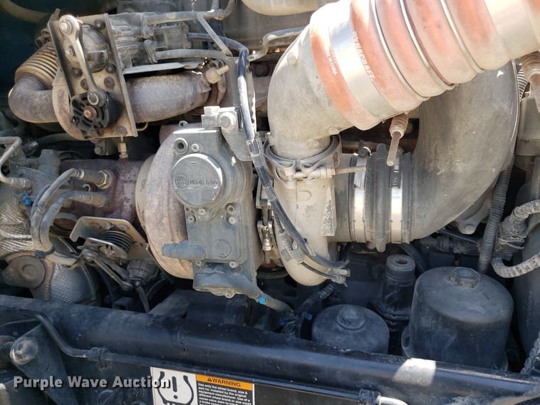 image for item DO2971 2016 Peterbilt 579  semi truck