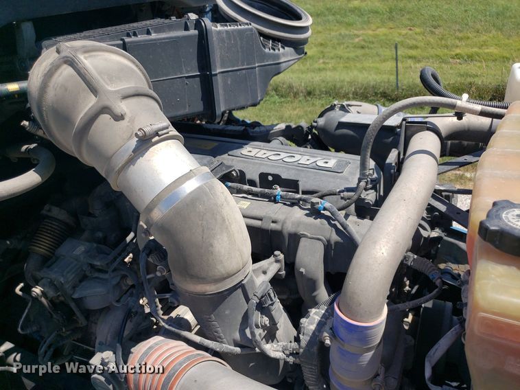 image for item DO2971 2016 Peterbilt 579  semi truck