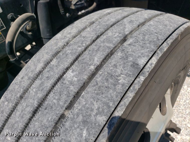 image for item DO2971 2016 Peterbilt 579  semi truck