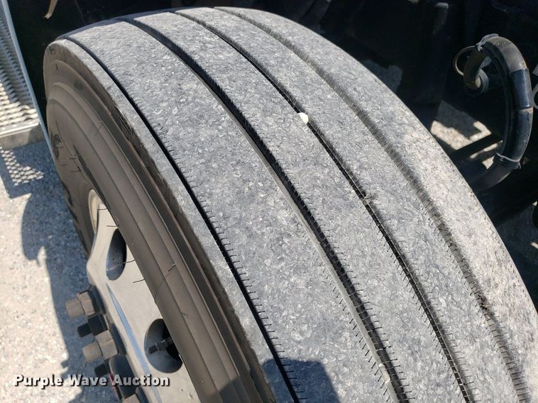 image for item DO2971 2016 Peterbilt 579  semi truck