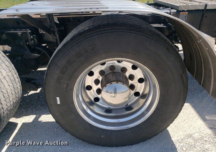 image for item DO2971 2016 Peterbilt 579  semi truck