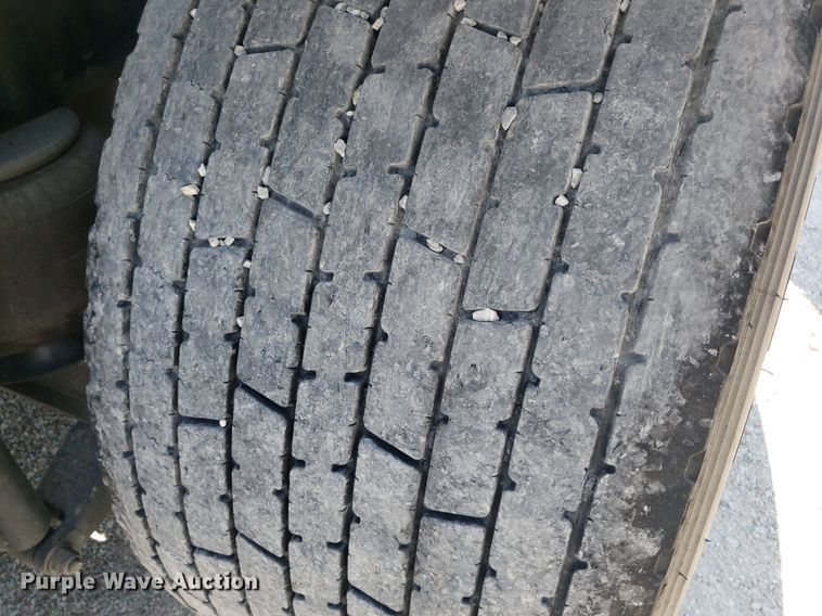 image for item DO2971 2016 Peterbilt 579  semi truck