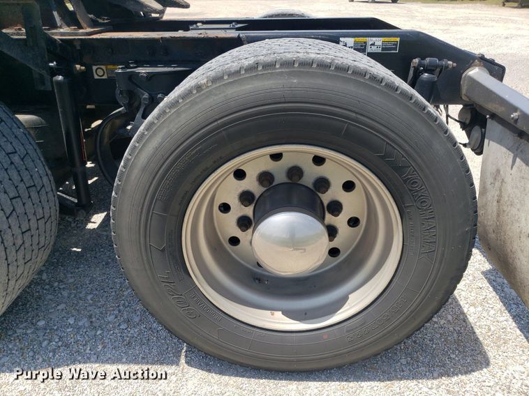 image for item DO2971 2016 Peterbilt 579  semi truck