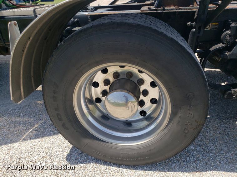 image for item DO2971 2016 Peterbilt 579  semi truck