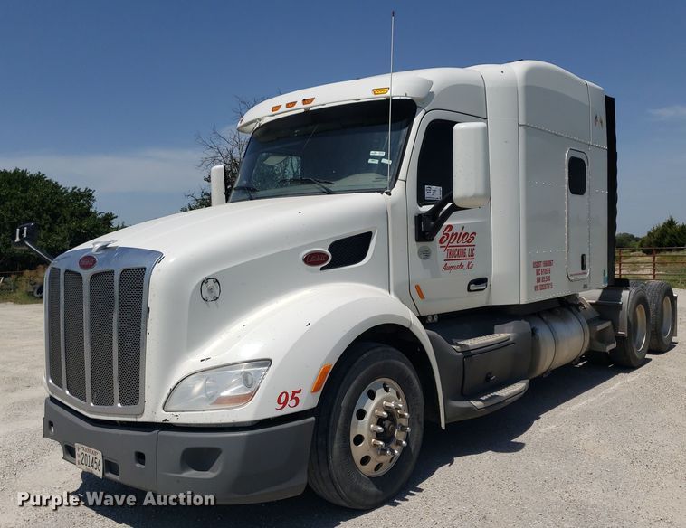 image for item DO2972 2016 Peterbuilt 579  semi truck