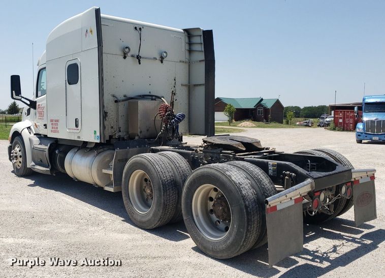 image for item DO2972 2016 Peterbuilt 579  semi truck