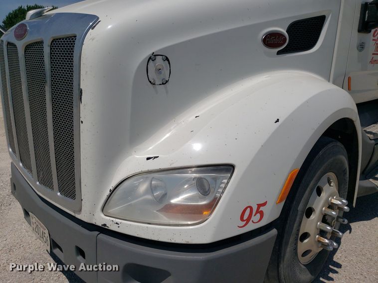 image for item DO2972 2016 Peterbuilt 579  semi truck