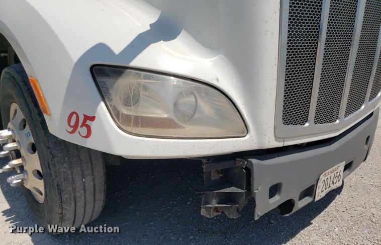 image for item DO2972 2016 Peterbuilt 579  semi truck