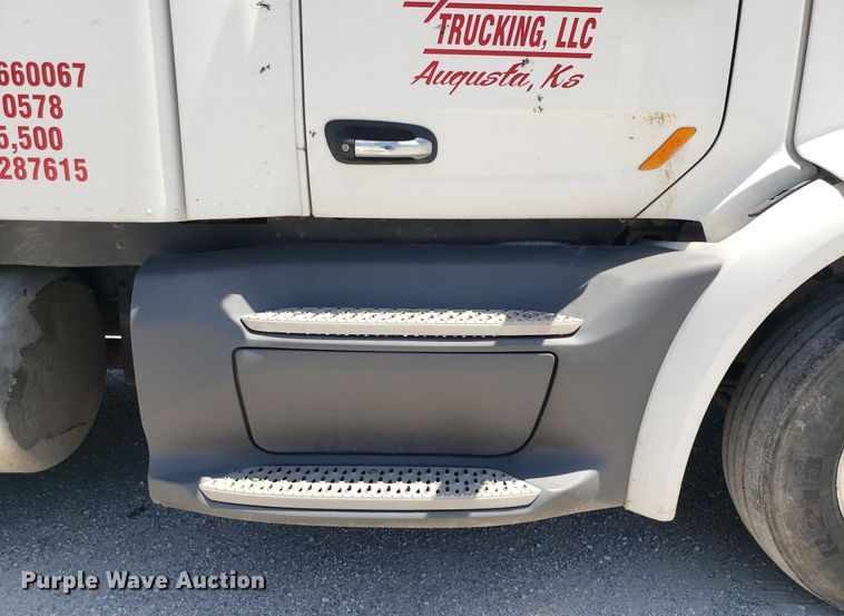 image for item DO2972 2016 Peterbuilt 579  semi truck