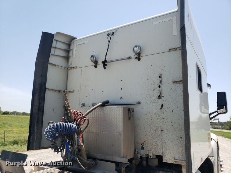 image for item DO2972 2016 Peterbuilt 579  semi truck