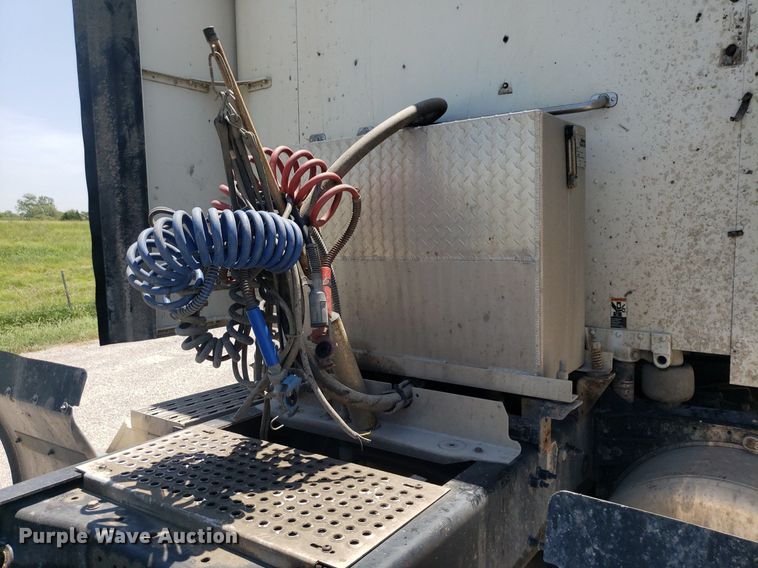 image for item DO2972 2016 Peterbuilt 579  semi truck
