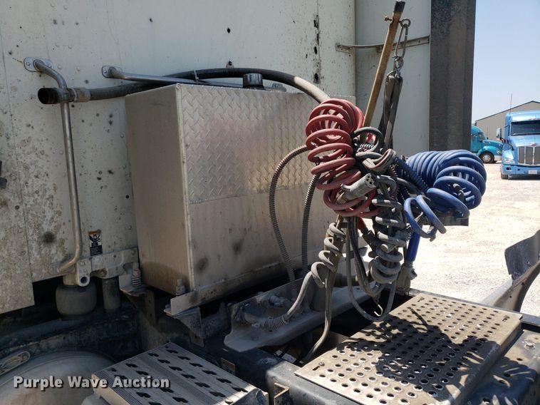 image for item DO2972 2016 Peterbuilt 579  semi truck