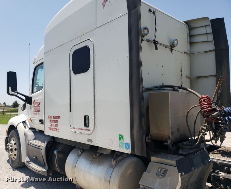 image for item DO2972 2016 Peterbuilt 579  semi truck