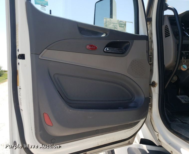 image for item DO2972 2016 Peterbuilt 579  semi truck
