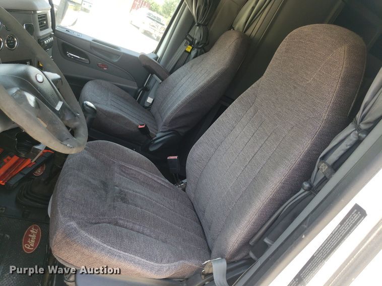 image for item DO2972 2016 Peterbuilt 579  semi truck