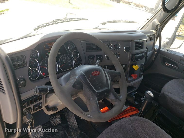 image for item DO2972 2016 Peterbuilt 579  semi truck