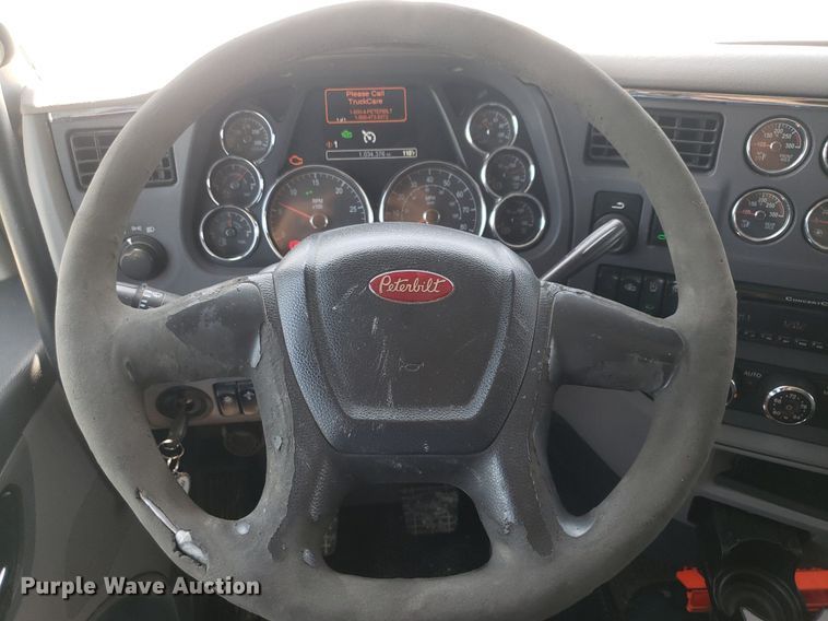 image for item DO2972 2016 Peterbuilt 579  semi truck