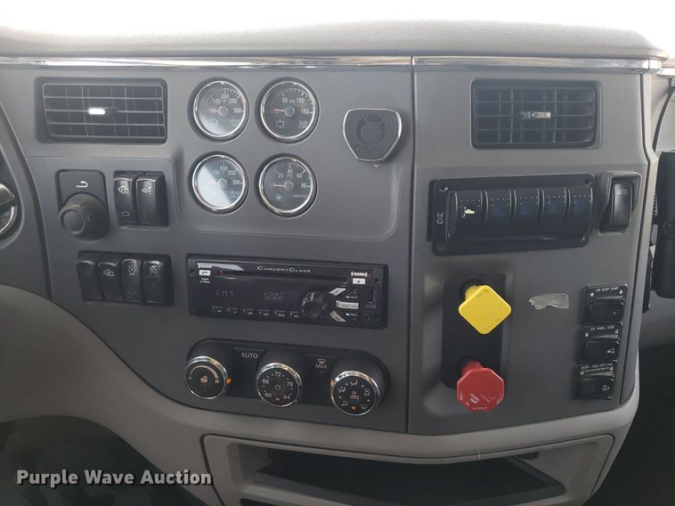 image for item DO2972 2016 Peterbuilt 579  semi truck