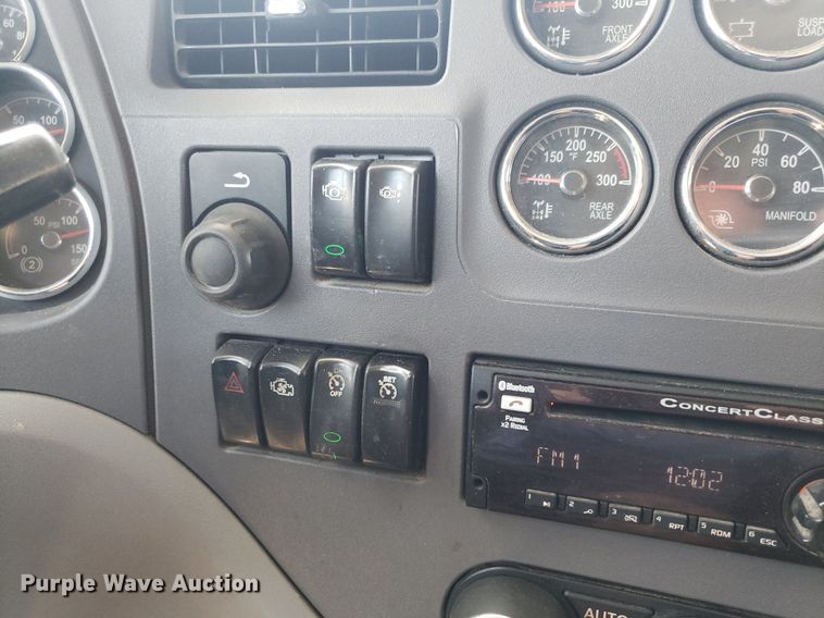 image for item DO2972 2016 Peterbuilt 579  semi truck