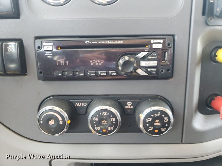 image for item DO2972 2016 Peterbuilt 579  semi truck