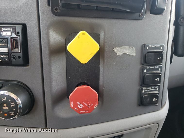 image for item DO2972 2016 Peterbuilt 579  semi truck