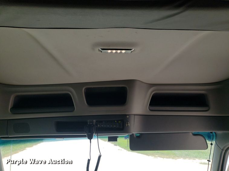 image for item DO2972 2016 Peterbuilt 579  semi truck