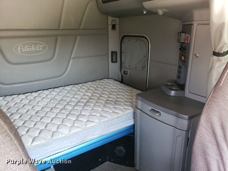 image for item DO2972 2016 Peterbuilt 579  semi truck