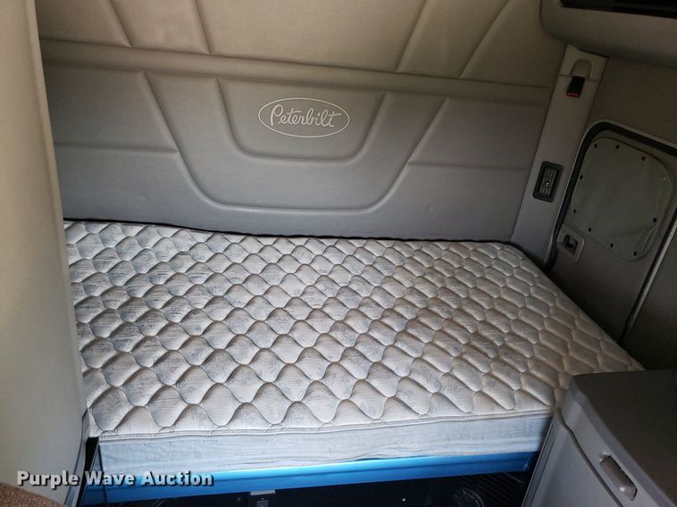 image for item DO2972 2016 Peterbuilt 579  semi truck