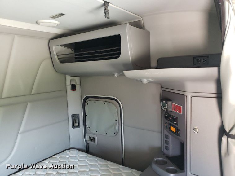 image for item DO2972 2016 Peterbuilt 579  semi truck