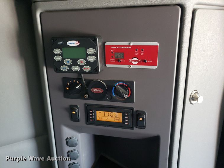 image for item DO2972 2016 Peterbuilt 579  semi truck