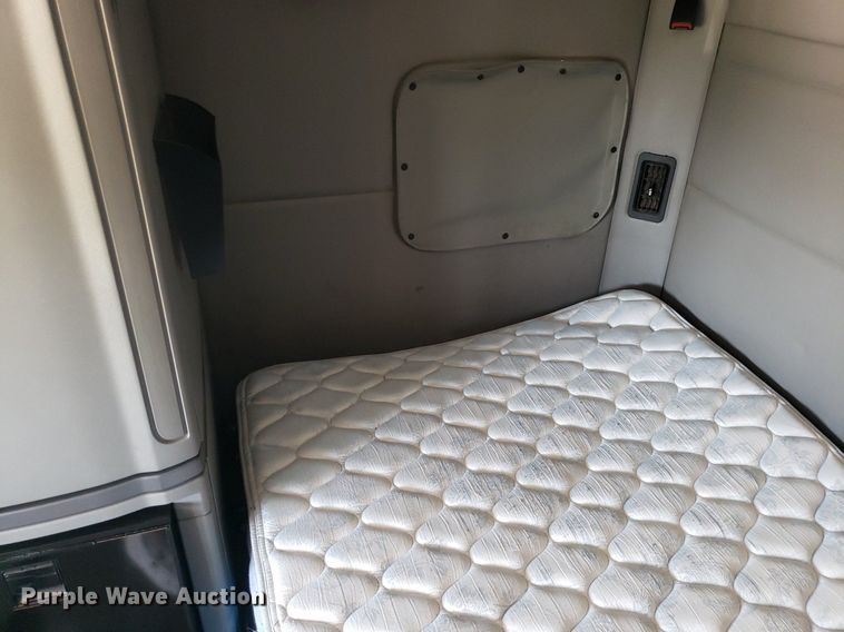 image for item DO2972 2016 Peterbuilt 579  semi truck