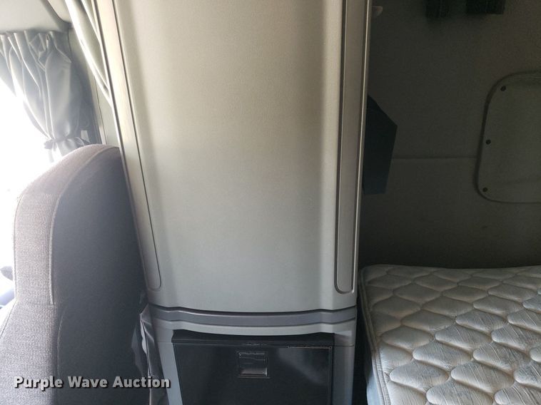 image for item DO2972 2016 Peterbuilt 579  semi truck