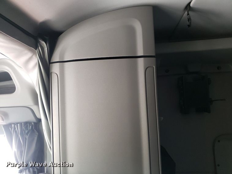 image for item DO2972 2016 Peterbuilt 579  semi truck