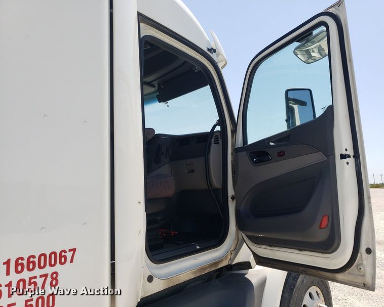 image for item DO2972 2016 Peterbuilt 579  semi truck
