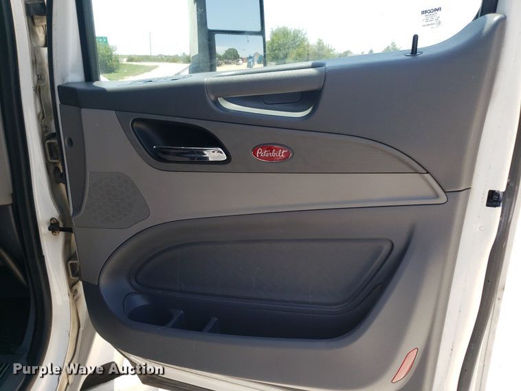 image for item DO2972 2016 Peterbuilt 579  semi truck