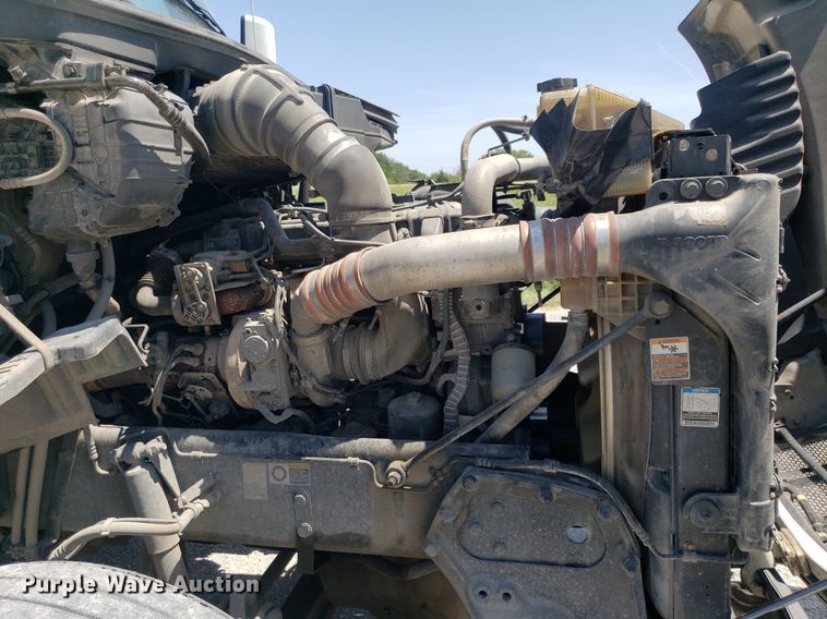 image for item DO2972 2016 Peterbuilt 579  semi truck